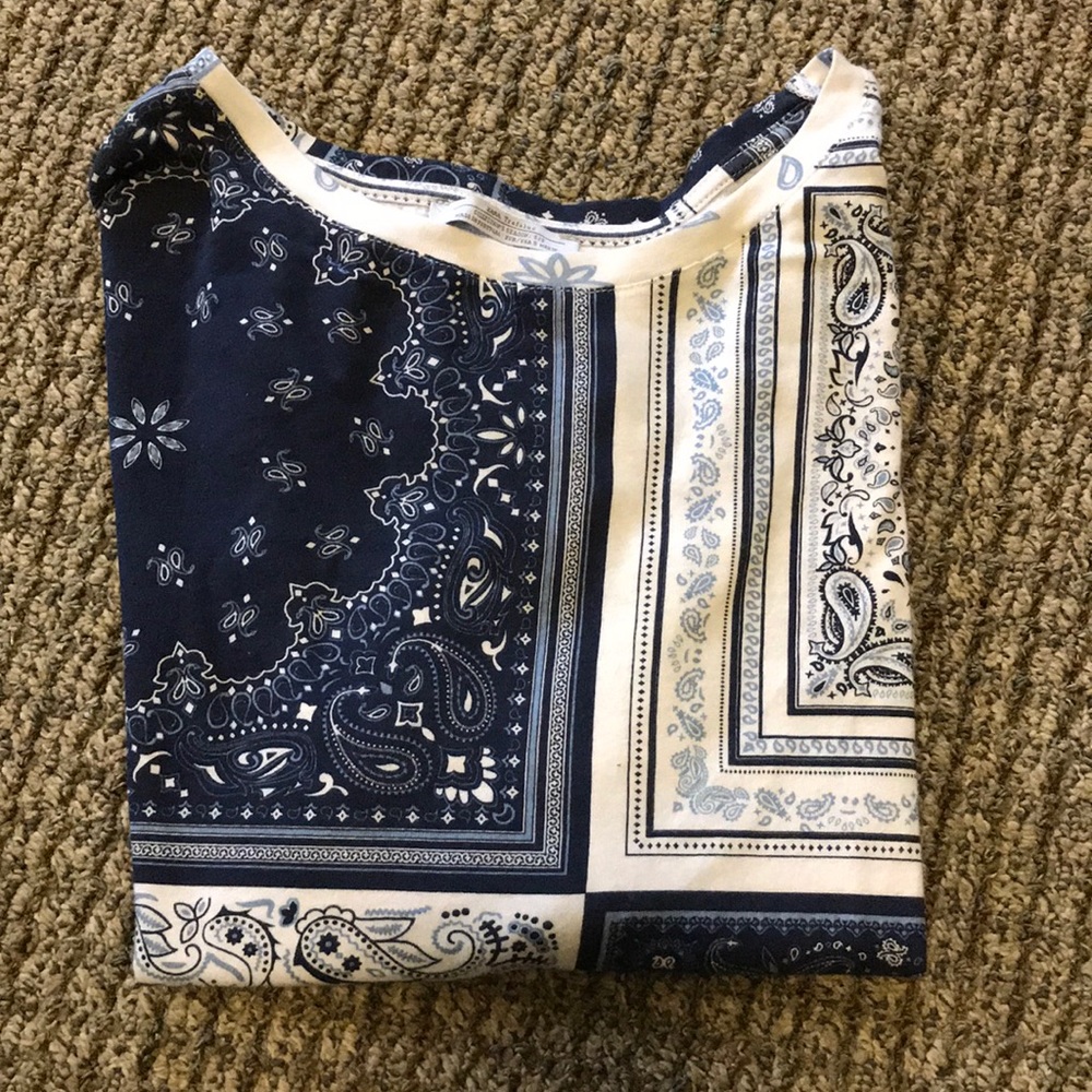 ZARA BLUE AND WHITE PATTERN TSHIRT SIZE SMALL